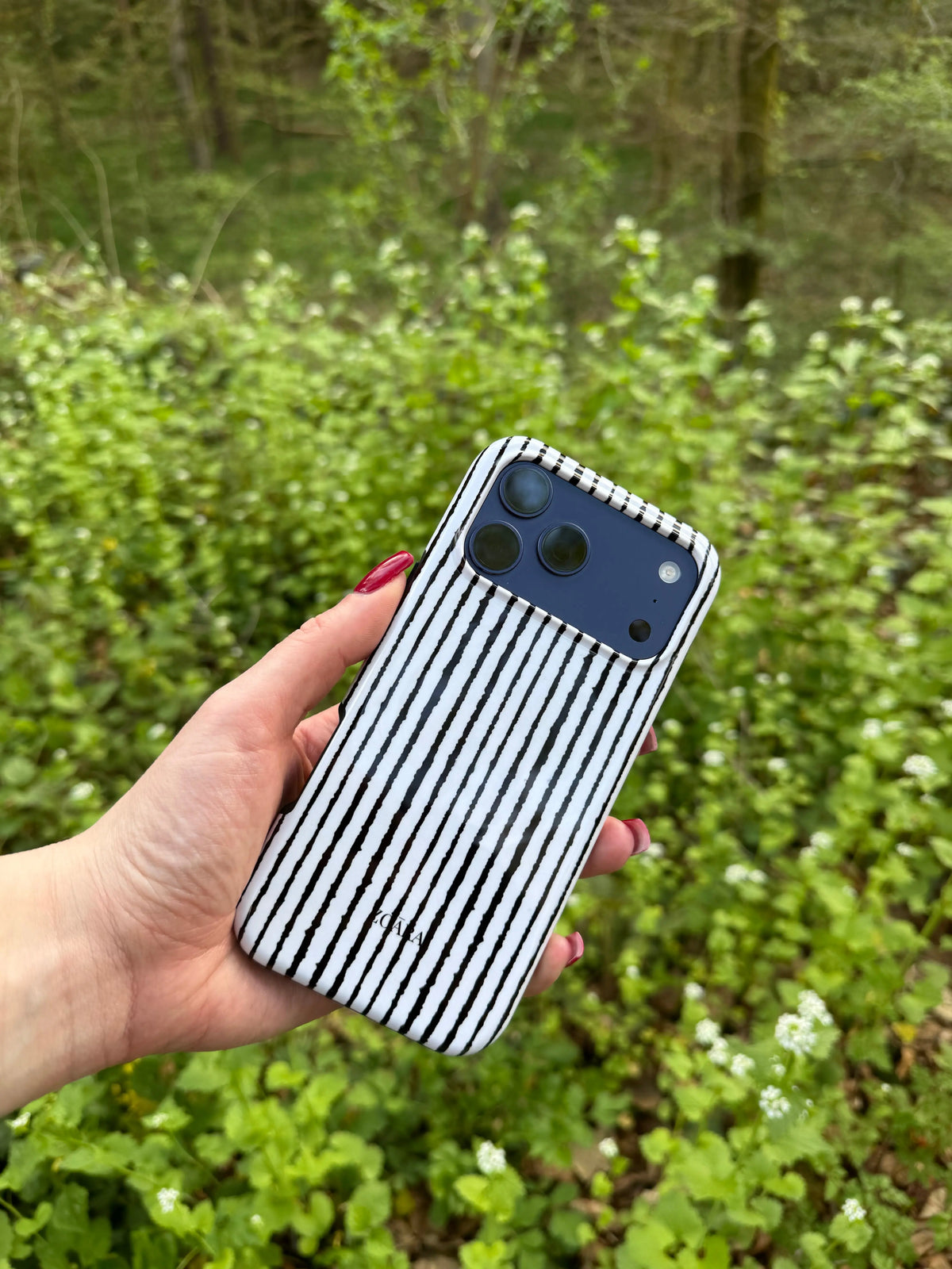 Obsidian Lines Case – Streifen Handyhülle in Schwarz