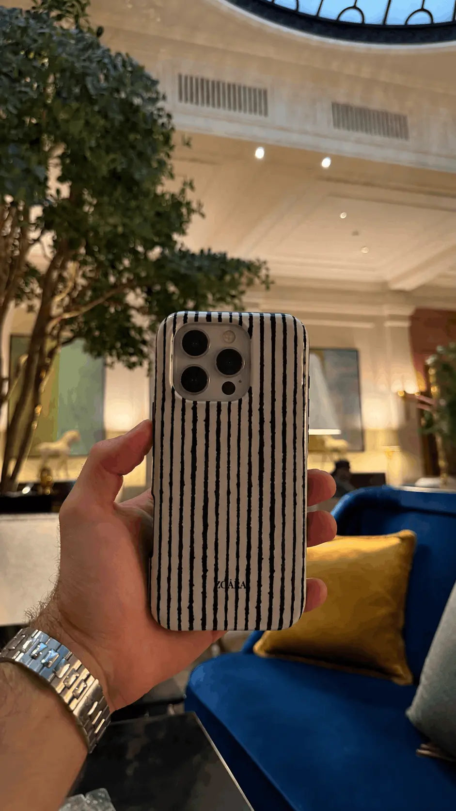 Obsidian Lines Case – Streifen Handyhülle in Schwarz