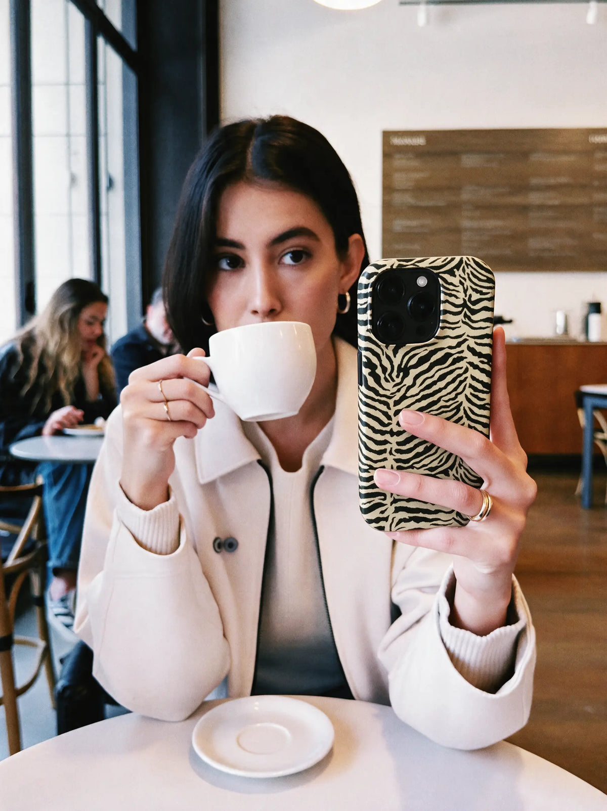 Savanna Lines Case – Animal-Print Handyhülle in Beige-Schwarz