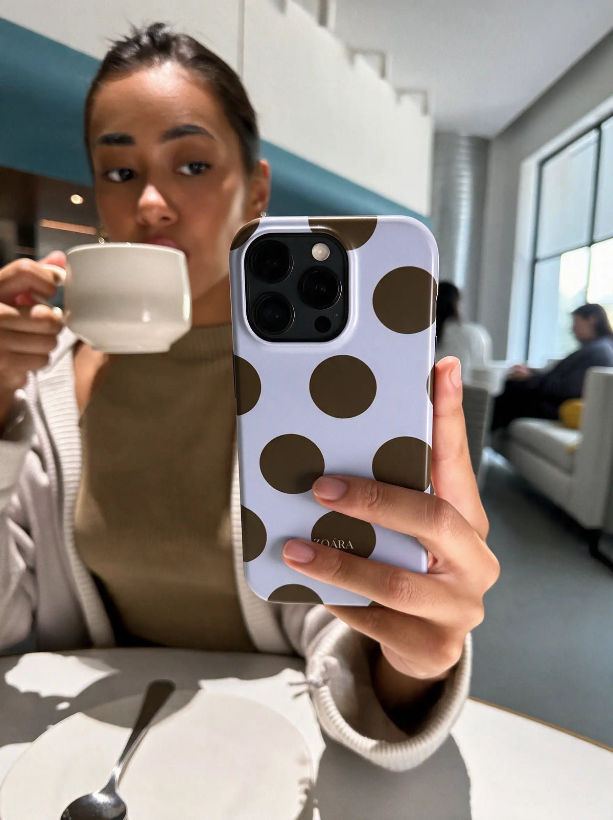 Sky Mocha Case – Punkte Handyhülle in Blau-Braun