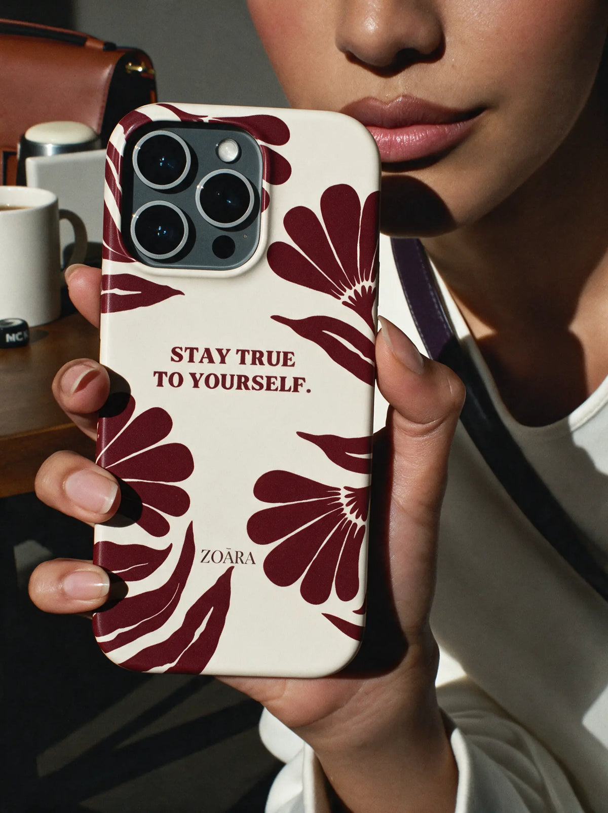 Stay True Case – Blumen Handyhülle in Beige