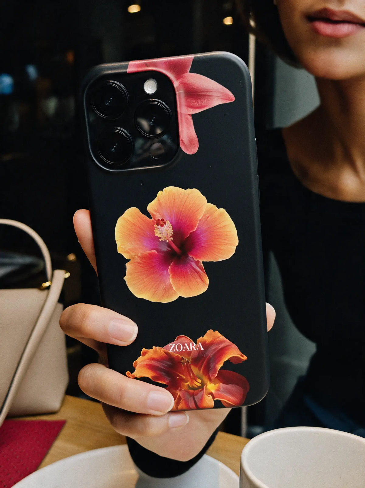 Noir Bloom Case – Blumen Handyhülle in Schwarz