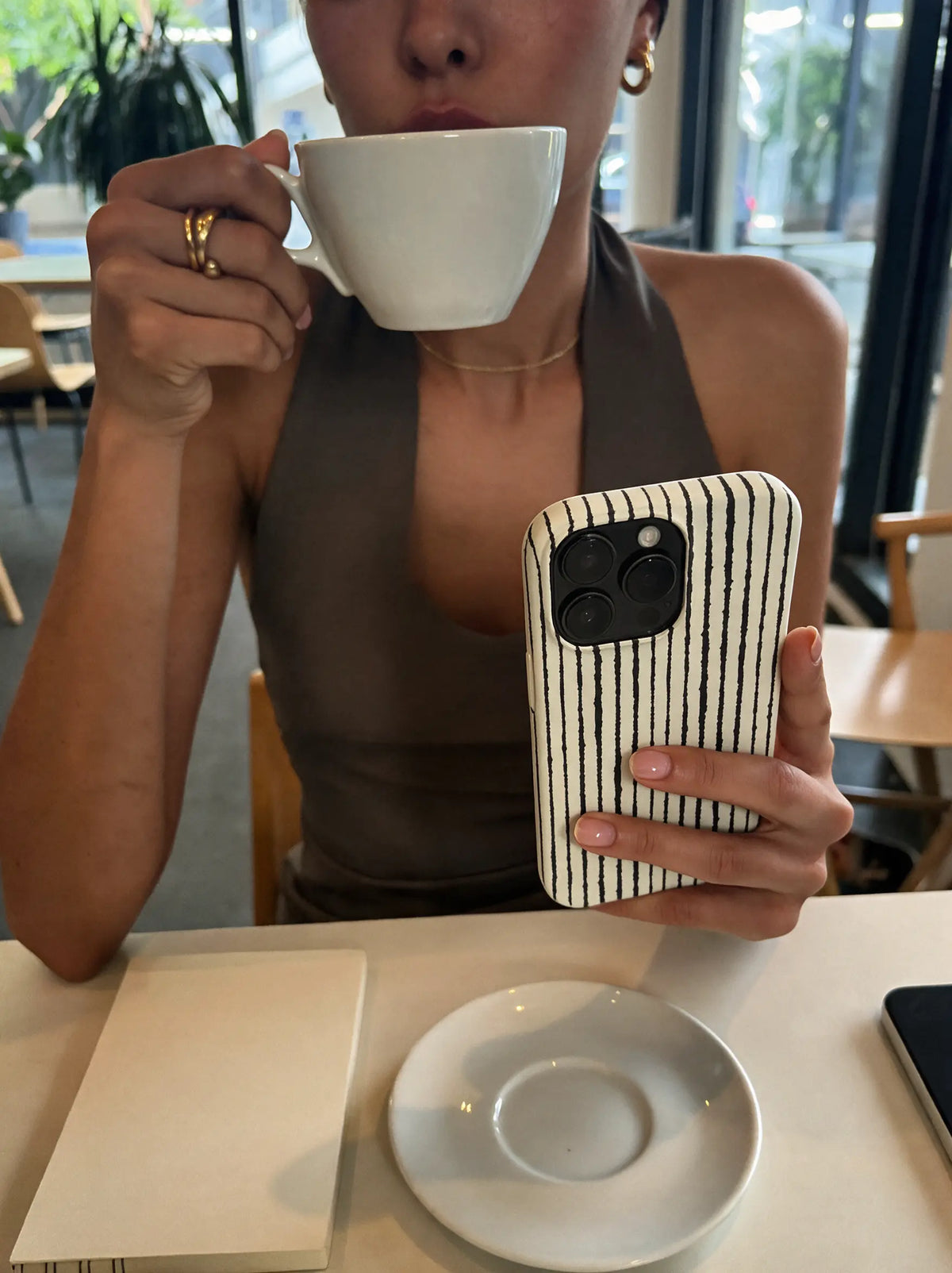 Obsidian Lines Case – Streifen Handyhülle in Schwarz