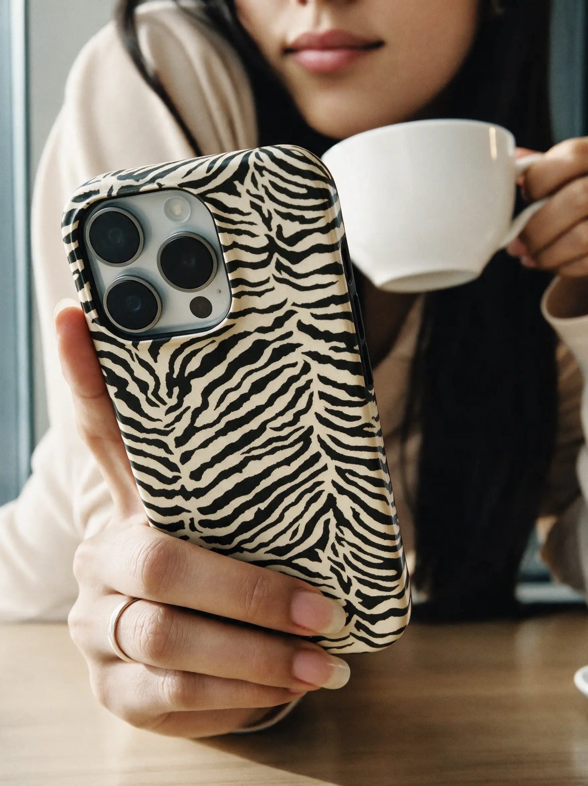 Savanna Lines Case – Animal-Print Handyhülle in Beige-Schwarz