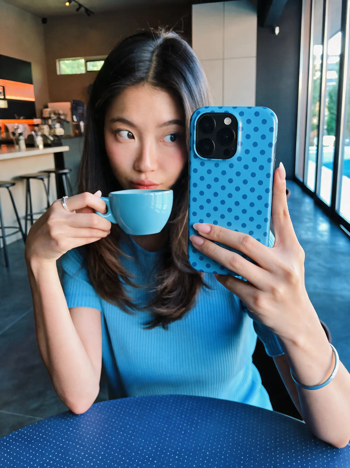 Blue Breeze Case – Punkte Handyhülle in Blau