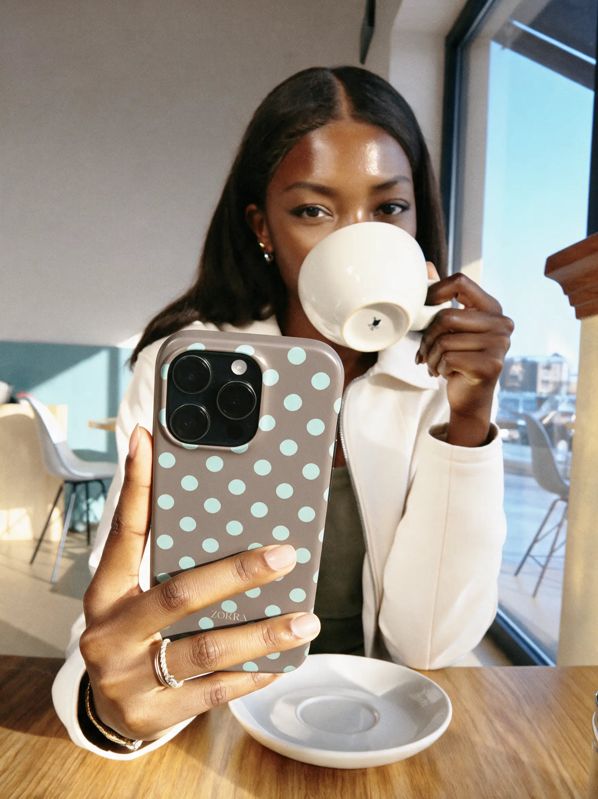 Mint Mocha Case – Punkte Handyhülle in Braun