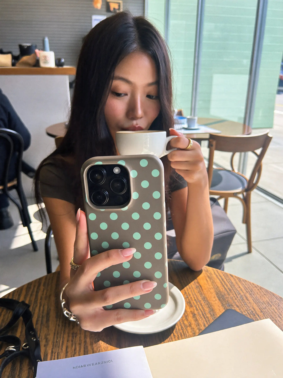 Mint Mocha Case – Punkte Handyhülle in Braun